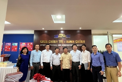 Lễ trao sách của Quỹ Hỗ trợ sáng tạo Văn học nghệ thuật Việt Nam  cho Khoa Chính trị - Hành chính và Ban Cán sự Đoàn ĐHQG-HCM